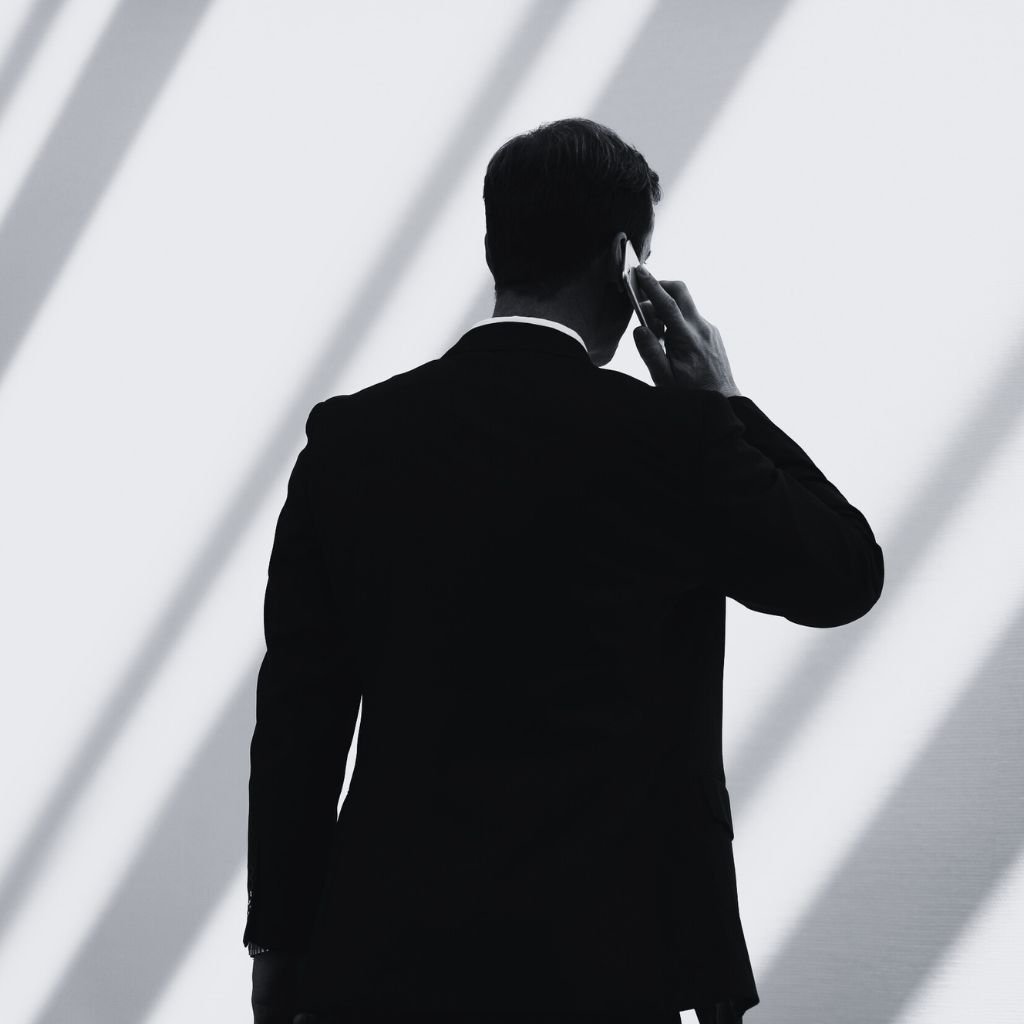 Agente inmobiliario hablando con inquilinos