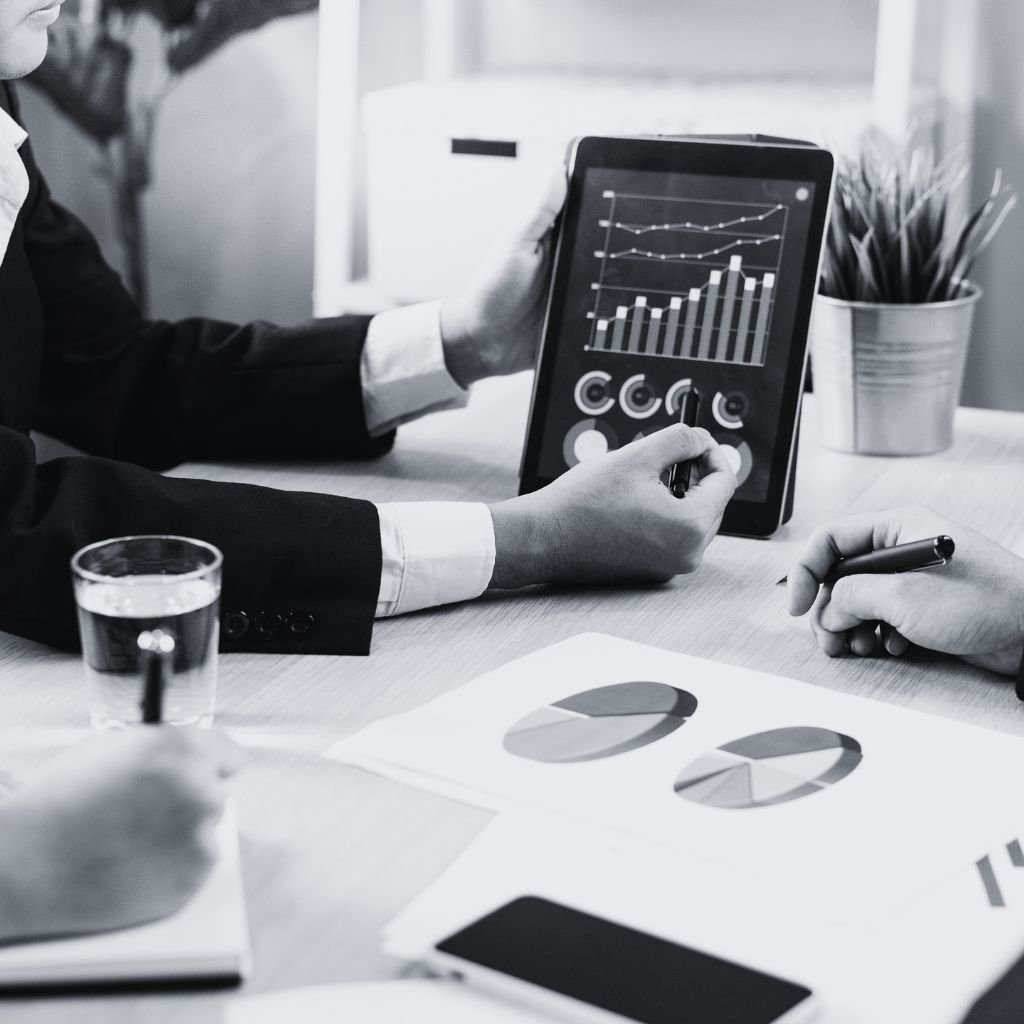 Agente inmobiliario hablando con propietarios datos